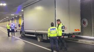 Încă un TIR a rămas blocat în Pasajul Unirii din Capitală. Pentru a-l urni din loc, şoferul a încercat să dezumfle roţile