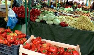 Cămara pentru iarnă, mai sărăcăcioasă ca anul trecut. Deşi ofertele sunt tentante, producătorii reuşesc cu greu să-şi vândă marfa