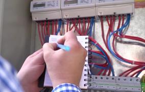 Cum putem scăpa de facturile prea mari la curent. Ce greșeli comit de obicei românii