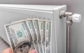 Efectul imediat al trecerii dolarului de pragul de 5 lei: românii vor plăti mai mult pentru carburanţi şi gaze