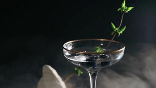 Ruşii rămân fără alcool în magazine. Importurile au scăzut dramatic, iar preţurile la produsele rămase pe rafturi cresc ameţitor