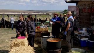 Răsfăț culinar în livada de migdali de la Târguşor, judeţul Constanţa. Turiştii care ajung acolo au parte şi de multe surprize