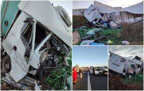 Un şofer de TIR a murit, după ce a rupt separatoarele de sens și a ajuns pe contrasens. Bărbatul de 40 de ani a rămas prins între fiarele camionului
