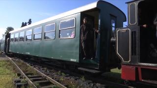 Plimbarea cu Mocăniţa, o experiență perfectă pentru turiștii care ajung în Bucovina. Trenul cu aburi îi poartă pe călători pe un traseu spectaculos