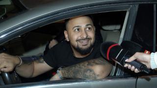 „Ne daţi la ştiri? Dă-i din nou, să răspund corect.” „Sinceritatea” unui șofer i-a produs o criză de râs pasagerului din dreapta