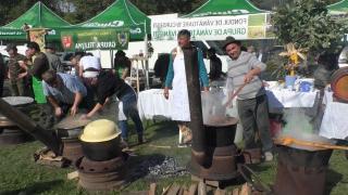 Mâncarea, vedeta weekendului la festivalurile din întreaga ţară: De la tocăniţa de vânat, la sarmalele cu pasat