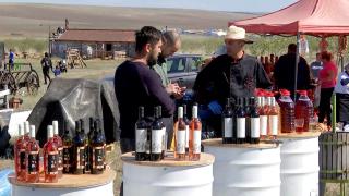 Fasole cu afumătură, gulaș sau borș de pește, printre delicatesele servite în livada cu migdali din Constanţa. Nu au lipsit nici pâinea pe vatră şi scovergile bunicii