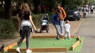 Evenimentul  "Străzi deschise" are loc în cartierul de Nord al Bucureştiului. Copiii şi tinerii au zone destinate lor, pentru distracţie