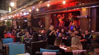 Sute de tineri au petrecut în Centrul Vechi al Capitalei, în aşteptarea noului an universitar