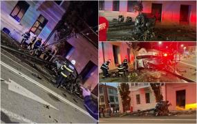 “I-a zburat motorul tot”. Un tânăr de 25 de ani a murit pe loc, după ce a intrat cu maşina într-un stâlp în centrul Clujului. Martorii spun că ar fi avut 140 km/h