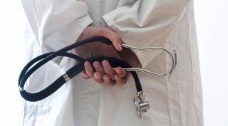 Marian Gaşpar, un cunoscut medic din Timişoara, ar fi fost prins în flagrant când primea mită 1.000 de euro de la un pacient