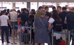 Sute de pasageri Wizz Air s-au trezit cu zborul anulat chiar înainte de îmbarcare. Ce explicaţie a oferit compania