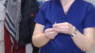 Categoriile de persoane care se pot vaccina antigripal gratuit la medicul de familie. Cât costă serul în farmacii