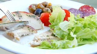 Studiu: 7 din 10 restaurante din România fac risipă alimentară. Fructele, legumele şi carnea, în topul celor mai aruncate produse