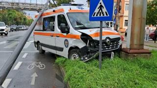 Un stâlp s-a prăbușit peste o ambulanță în misiune, după un accident în Arad. O asistentă, medicul și ambulanțierul au fost răniți