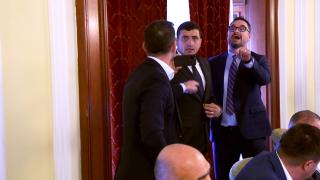 Parlamentarii s-au jignit mai rău decât pe stadion înainte să voteze salarii mai mari pentru primari. "Sunteţi făcut în eprubetă"