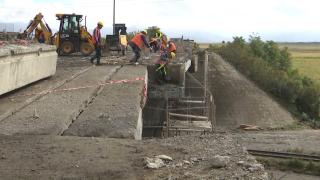 Șoferii se încăpățânează să treacă pe sub podul de la Prejmer, acolo unde o grindă uriașă s-a prăbuşit din senin. Construcția, pericol public