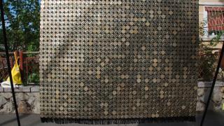 Un covor bătut în monede de 50 de bani, furat de pe suportul pe care stătea la uscat. Opera de artă urma să fie expusă la Timișoara