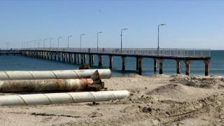 Pasarela din Mamaia riscă să fie demolată din cauza problemelor cu structura de rezistență. Muncitorii au început deja să extragă pilonii