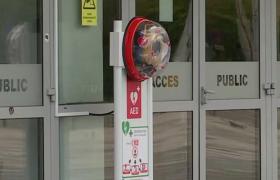 Defibrilatoare automate, montate în zone aglomerate din Cluj-Napoca. Oricine le poate folosi, în caz de urgenţă