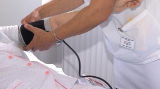 Proiect de lege pregătit de guvern: toţi bolnavii de cancer primesc certificat de handicap. Măsura s-ar aplica şi celor care au făcut transplant