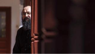 "M-a vrăjit, m-a plimbat cu maşina". Victimele preotului Visarion Alexa povestesc cum îşi alegea "ţintele"