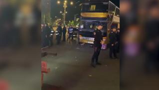 Scandal în miez de noapte între George Simion şi jandarmi. Susţinătorii AUR au venit în Piaţa Victoriei pentru un protest ad-hoc: doar mascaţii au potolit spiritele