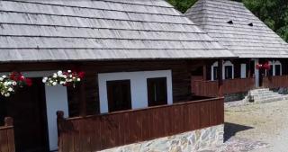 Cât costă să pui "pe roţi" casa bunicilor: frumoasele căsuţe bucovinene pot fi mutate, piesă cu piesă. Preţul e însă unul destul de piperat