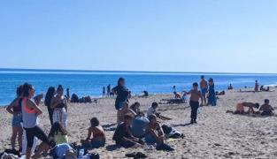 La început de octombrie, turiştii s-au distrat la mare ca în mijlocul verii. Hotelierii, surprinşi de numărul mare de oameni care au venit pe litoral