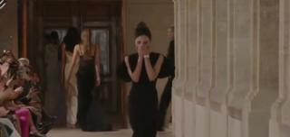 Victoria Beckham, prima prezentare la Săptămâna Modei de la Paris. Hainele create de fost membră a trupei Spice Girls, apreciate de critici
