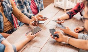 Companiile caută soluţii pentru a atrage tinerii din generaţia Z. Vacanţele şi cadourile, printre promisiunile angajatorilor