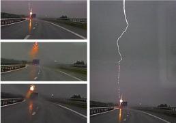 TIR, lovit în plin de un fulger pe A1: "În remorcă a fulgerat, aşa e colegu'?". Cum a reacţionat şoferul imediat după incident