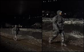 Săptămâna Modei la Paris. Kanye West a defilat prin noroi, pentru Balenciaga. Oamenii abia l-au recunoscut