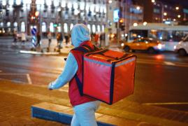 Doi tineri din Bucureşti au bătut în miezul nopţii un livrator, pentru a-i fura pachetele cu mâncare