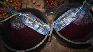 Mustul pus la fermentat poate fi o bombă cu ceas. Cum se verifică dacă e oxigen în încăperile unde se fac mustul şi vinul