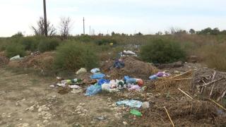 Satele care îşi fac propria "graniţă" din gunoaie. Primarul neagă situaţia, apoi după câteva secunde o recunoaşte brusc