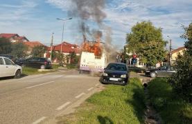Un troleibuz a luat foc în Ghiroda, lângă Timișoara. Călătorii au reușit să se autoevacueze