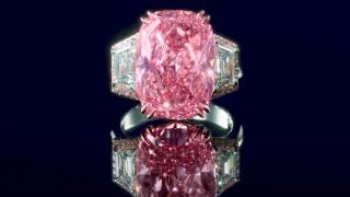 Al doilea cel mai mare diamant roz din lume, Williamson Pink Star, s-a vândut pe un preţ uriaş