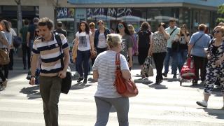 Analiștii au calculat câți bani trebuie să câștige o familie cu doi copii pentru un trai decent în România