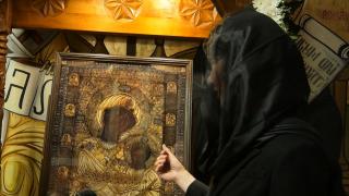 Minune într-o biserică din Sibiu, după ce icoana Maicii Domnului a început să lăcrimeze mir. Credincioşii, uimiţi: "Am simţit chemarea ei şi am ajuns aici"