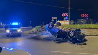 Adolescentă de 16 ani, în stare gravă la spital, după ce şoferul, un tânăr de 23 de ani, a pierdut controlul volanului şi s-a izbit de un sens giratoriu