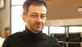 Mobila lucrată cu migală de Ciprian, într-un atelier din inima Capitalei, e mai scumpă ca niciodată. "A fost şocant pentru unii clienţi"