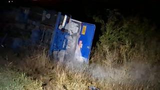 Pericol de explozie pe o șosea din Constanța, după ce o cisternă încărcată cu GPL s-a răsturnat într-un şanţ