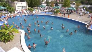 Vremea frumoasă şi apa termală aduc turiştii la Băile Felix şi în luna octombrie. Tarifele au scăzut cu peste 30%