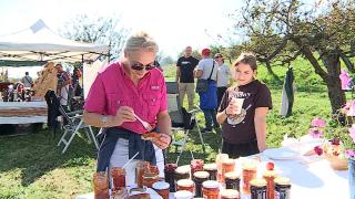 Zacusca, vedeta sezonului de toamnă. Bucătarii din Mureş au încins ceaunele şi au adus în faţa pofticioşilor 7 tipuri diferite servite cu pâine făcută pe vatră