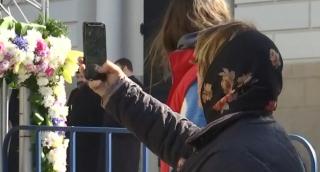 "Chiar acum plec de la Sfânta!" Credincioșii pică în "ispită" la pelerinaj: filmează și fac live-uri pe Facebook, din fața moaștelor