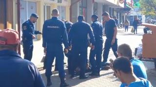 Bărbat pus la pământ de jandarmi, după ce a amenințat trecători cu satârul, pe un bulevard din Focșani