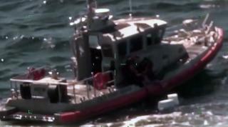 Pescari captivi în apele învolburate, după ce au fost încolţiţi de rechini. Americanii riscau să fie mâncaţi dacă autorităţile nu ajungeau la timp