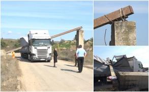 Un șofer și-a distrus TIR-ul într-un accident neobișnuit, lângă Deva. Lovitura a fost atât de puternică încât unul dintre picioarele podului s-a dărâmat