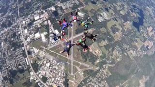 Octogenari demni de Cartea Recordurilor. Au sărit cu paraşuta de la peste 4.000 de metri